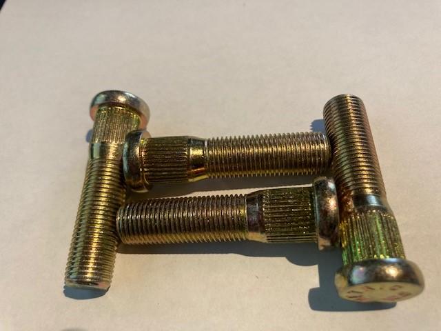 Universal 9/16x18 Stud 4 Pack 9/16